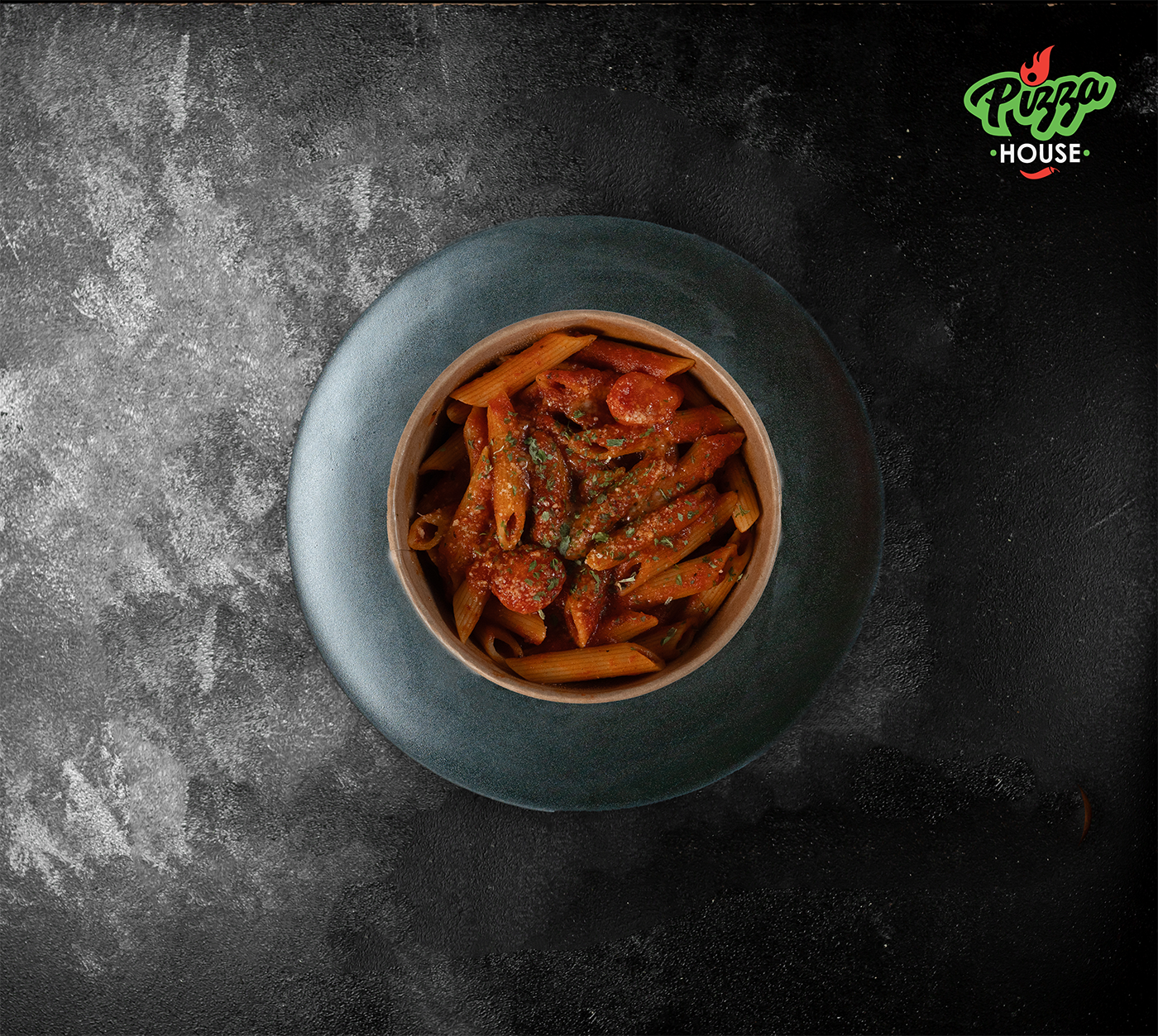 Penne Arrabbiata seitlich fotografiert – dampfende Penne-Nudeln in feuriger Tomatensauce, perfekt angerichtet im Bowl.