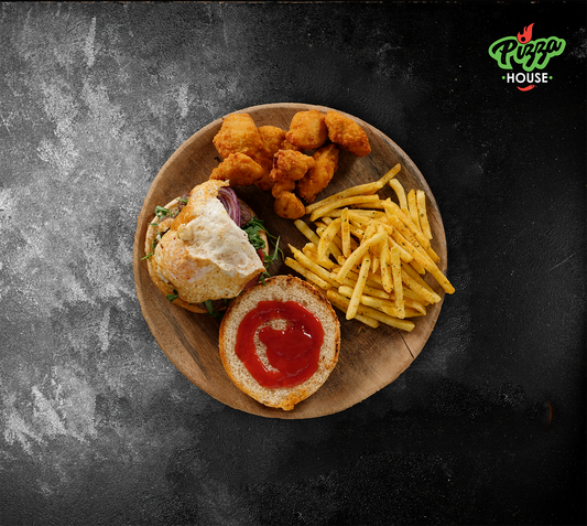 Burger-Menü mit Chicken Nuggets und Pommes von oben fotografiert: aufgeschnittener Burger mit Spiegelei, goldene Pommes und knusprige Nuggets auf Holzplatte serviert.