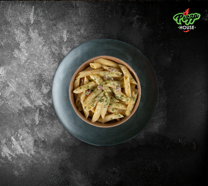 Penne Carbonara aus der Vogelperspektive – serviert in einer Bowl, umhüllt von sahniger Rahmsauce und fein dekoriert.