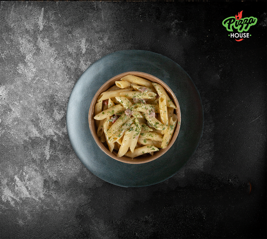 Penne Carbonara aus der Vogelperspektive – serviert in einer Bowl, umhüllt von sahniger Rahmsauce und fein dekoriert.