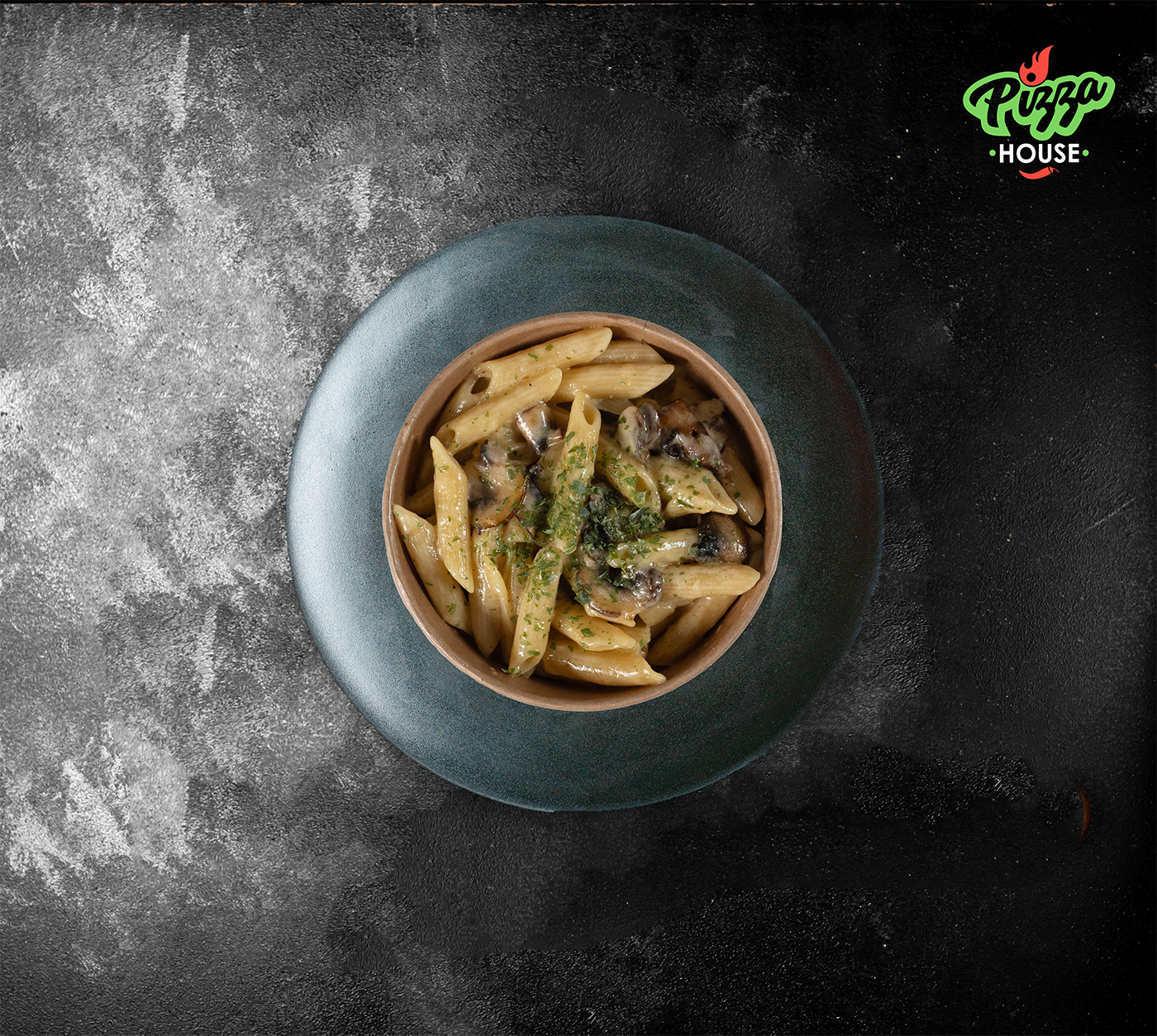 Penne mit Rahmsauce von oben – mit cremiger Sauce, frischen Champignons und feinen Kräutern angerichtet.