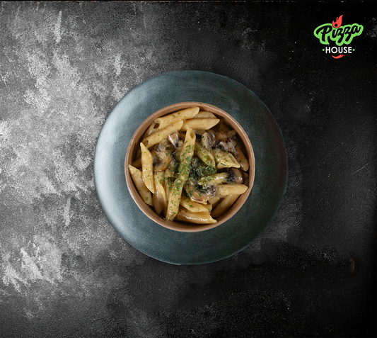 Penne mit Rahmsauce von oben – mit cremiger Sauce, frischen Champignons und feinen Kräutern angerichtet.