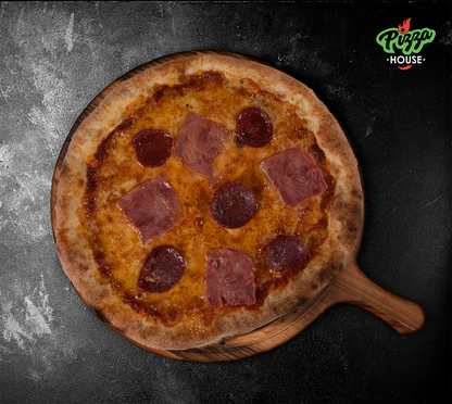 Pizza Fantasia von oben – belegt mit Schinken und Salami auf geschmolzenem Käse, serviert auf Holzbrett mit dunklem Hintergrund.