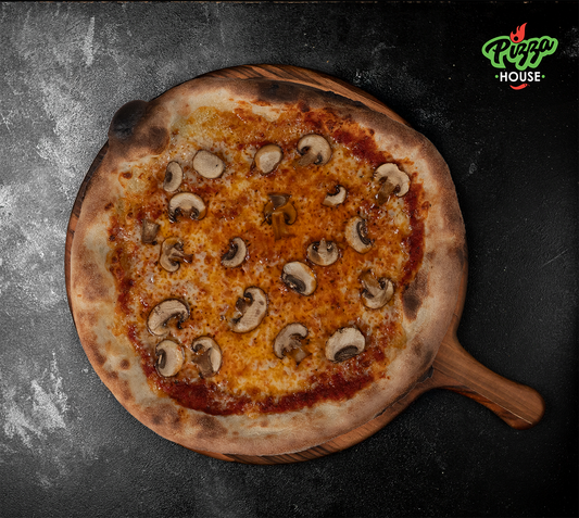 Pizza Funghi von oben – gleichmässig belegt mit frischen Champignons auf goldbraunem Käse, serviert auf Holzbrett mit dunklem Hintergrund.