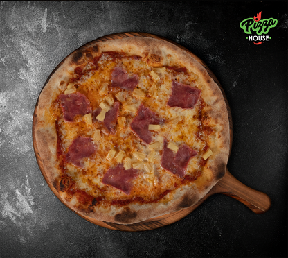 Pizza Hawaii von oben – belegt mit saftiger Ananas und zartem Schinken auf goldgelbem Käse, serviert auf Holzbrett vor dunklem Untergrund.