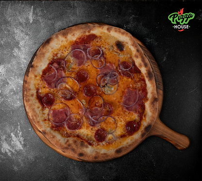 Pizza La Mana von oben – belegt mit roten Zwiebelringen, Schinken, scharfer Salami und geschmolzenem Gorgonzola, serviert auf Holzbrett mit dunklem Hintergrund.