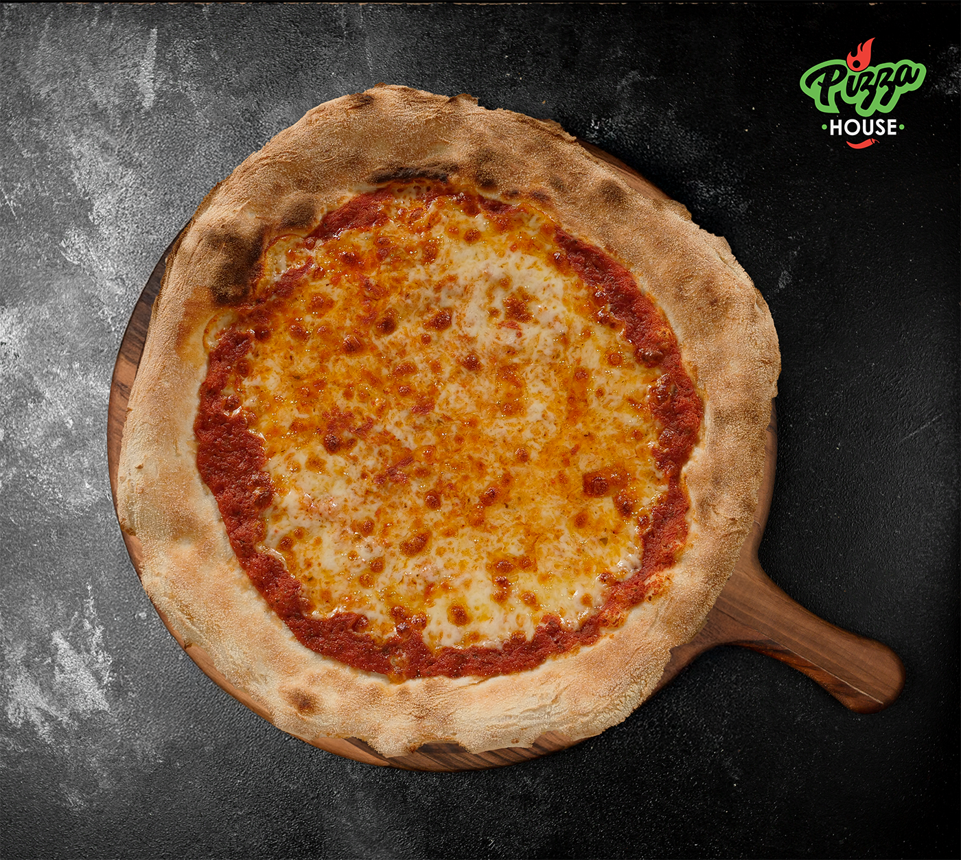 Pizza Margherita von oben fotografiert – mit geschmolzenem Käse und knusprigem Rand auf dunklem Untergrund serviert.