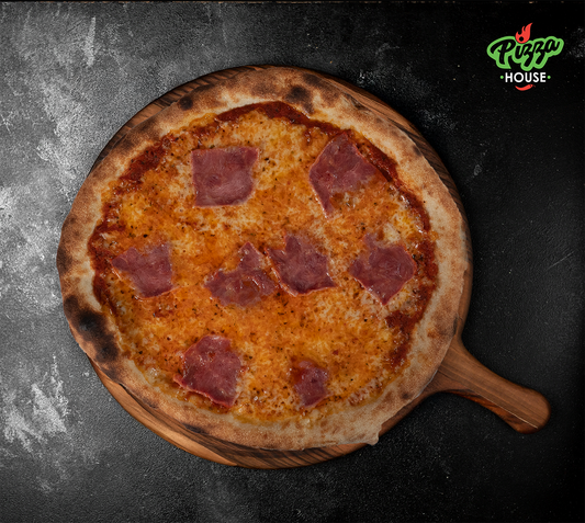 Pizza Prosciutto von oben – gleichmässig gebackene Pizza mit geschmolzenem Käse und zartem Schinken, serviert auf Holzbrett vor dunklem Hintergrund.