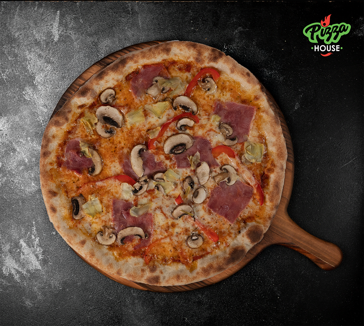 Pizza Quattro Stagioni von oben – goldbrauner Käserand, belegt mit Schinken, Champignons, Peperonistreifen und Artischocken, serviert auf Holzbrett vor dunklem Hintergrund.