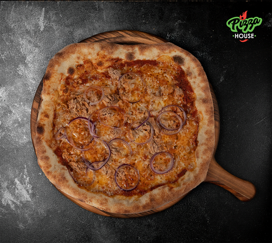 Pizza Tonno von oben – goldbrauner Rand, geschmolzener Käse, saftiger Thunfisch und rote Zwiebelringe auf Holzbrett vor dunklem Hintergrund.