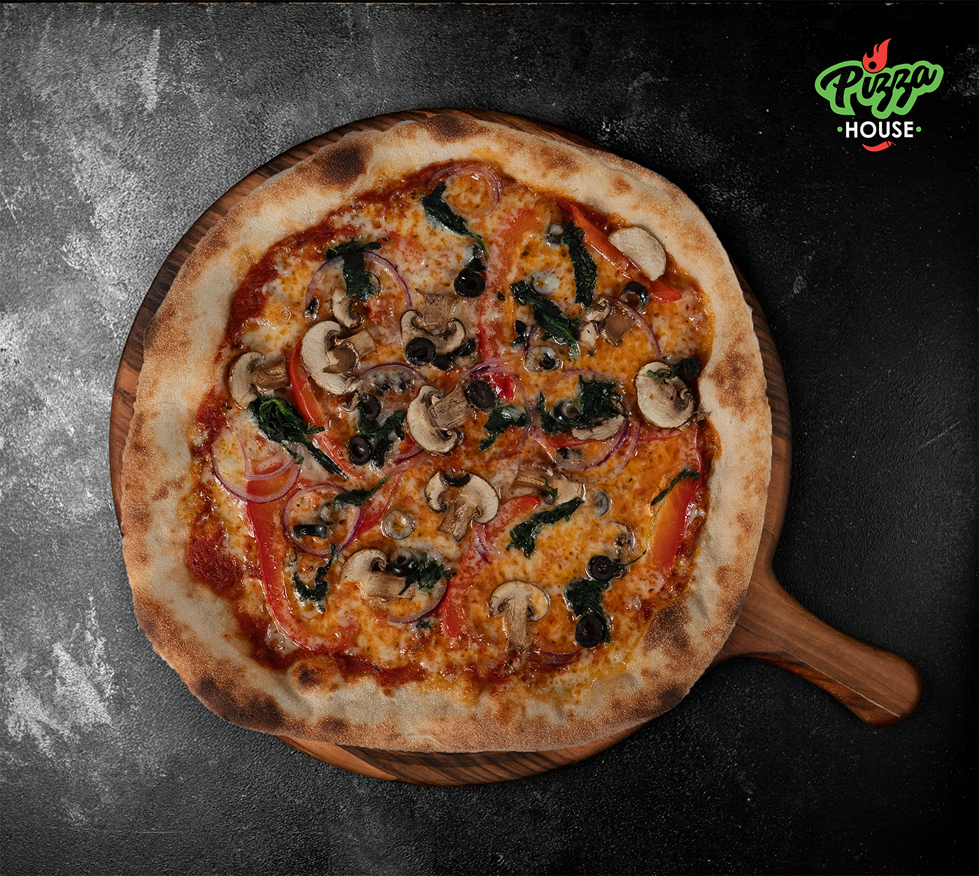 Pizza Verdura von oben – belegt mit frischem Gemüse wie Pilzen, Peperoni, Oliven, Spinat und Zwiebeln, auf goldbraunem Käse, serviert auf Holzbrett mit dunklem Hintergrund.