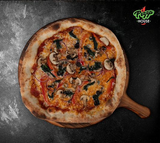 Pizza Verdura von oben – belegt mit frischem Gemüse wie Pilzen, Peperoni, Oliven, Spinat und Zwiebeln, auf goldbraunem Käse, serviert auf Holzbrett mit dunklem Hintergrund.