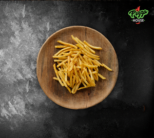 Goldgelbe Pommes aus der Vogelperspektive auf rustikalem Holzbrett – gleichmässig gewürzt, servierbereit.